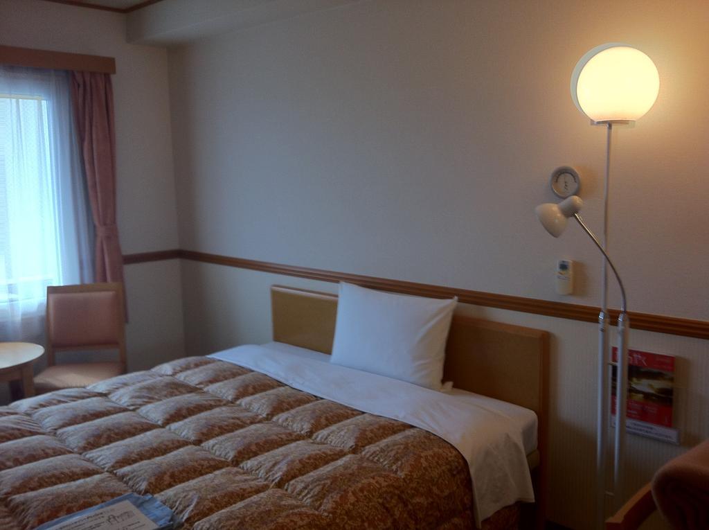 Toyoko Inn Higashi-Hiroshima Saijo Ekimae Zimmer foto